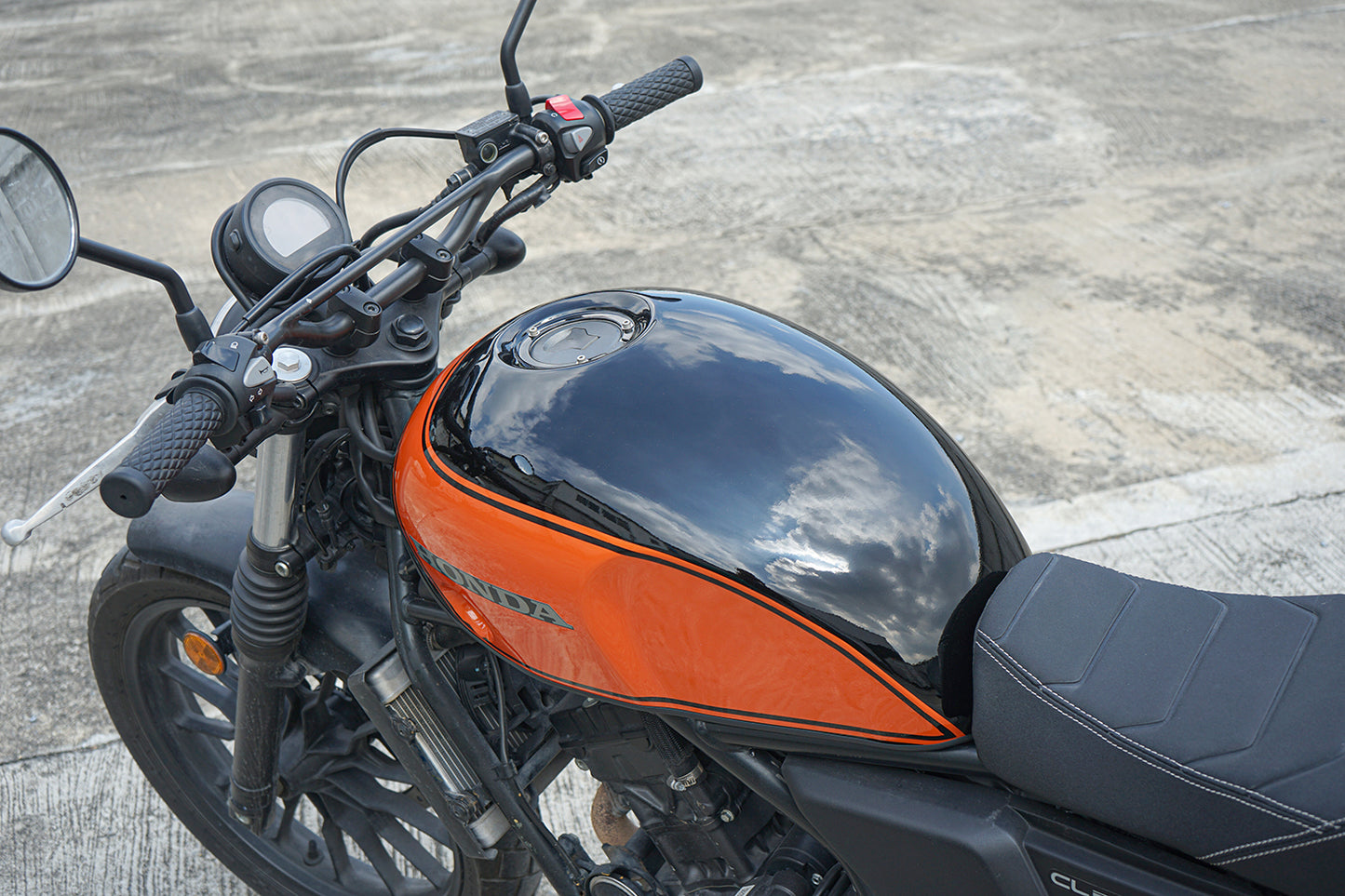 COVER FUEL OIL TANK BLACK/ORANGE  V.11 FIT FOR HONDA SCL CL 300 500 2023-2025